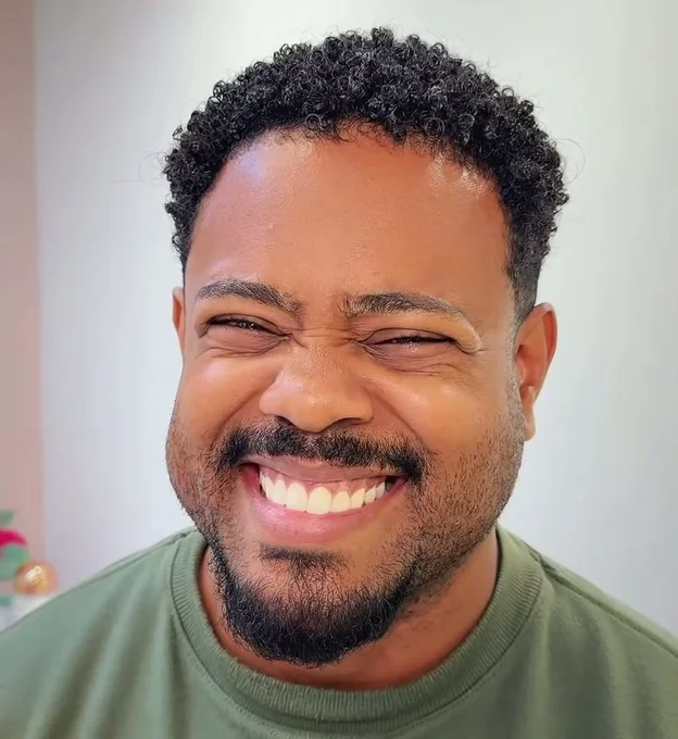Cliente sorrindo durante sua experiência com a Michelle na Cristal Estética